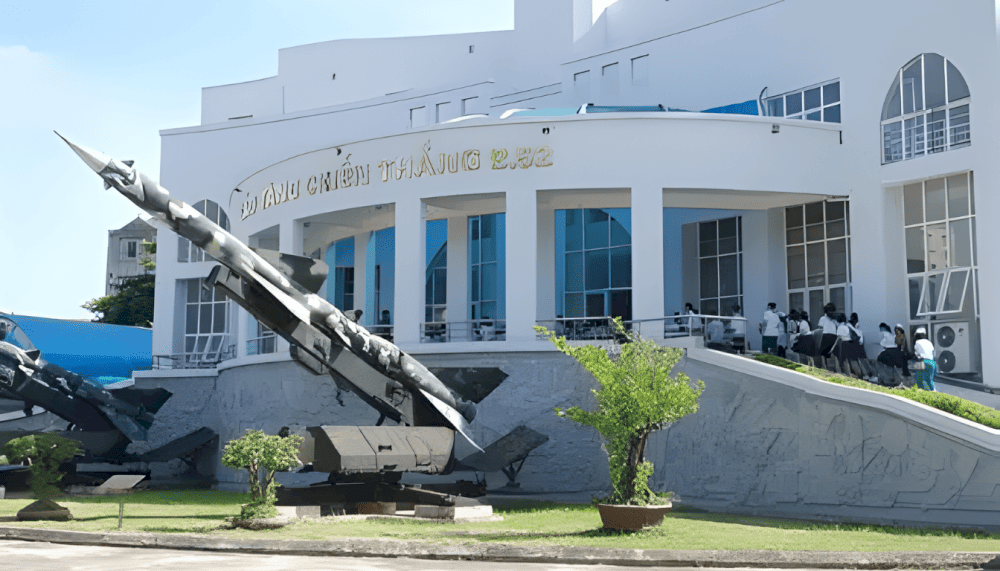 The entrance of the B-52 Victory Museum features an impressive display of two SAM-2 missile launchers of Battalion 72, Regiment 285 (Source: Bảo t&agrave;ng chiến thắng B52 - B52 Victory Museum)